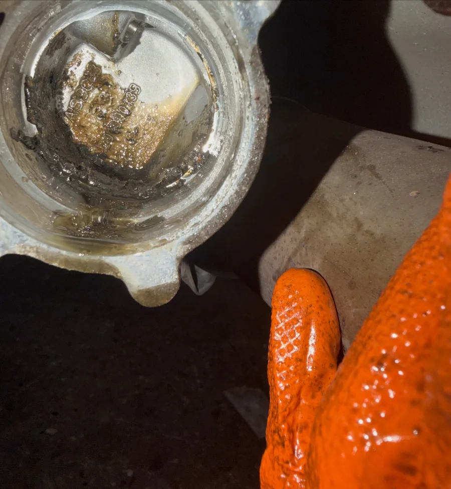 Clutch residue inside the Haldex pump housing before cleaning